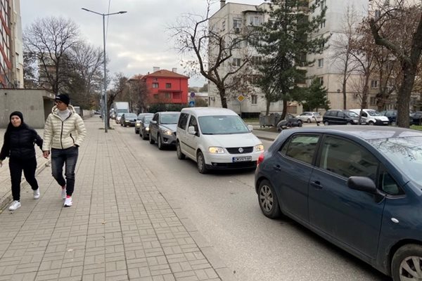 Непрестанна колона от автомобили се точи по ул. "Димитър Талев" в посока към Бетонния мост, след като бул. "Ал. Стамболийски" беше затворен. Тези млади хора са предпочели да вървят пеша, за да стигнат по-бързо, докъдето им трябва. Снимки: Авторът