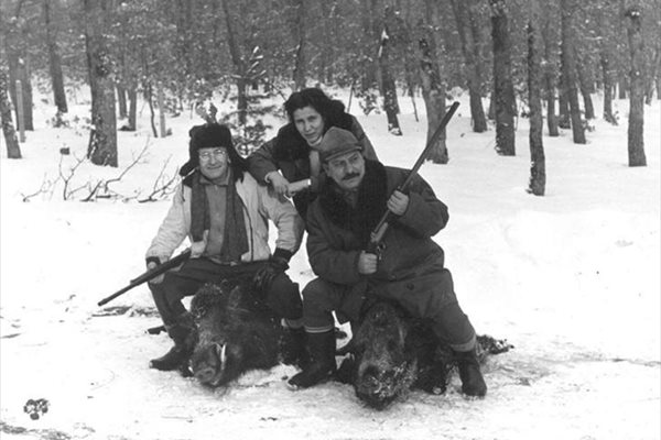 Емилиян Станев (вляво), съпругата му Надежда и Пенчо Кубадински на лов
