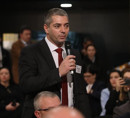 Любомир Цветков от Златица зададе въпрос на финансовия министър Асен Василев.