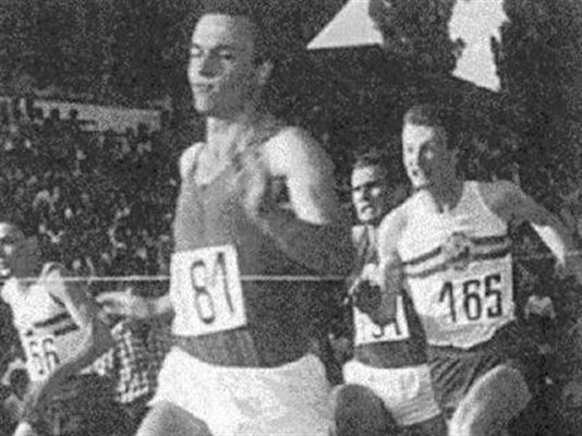 Михаил Бъчваров отново е изпреварил съперниците си в спринта на 100 метра.
СНИМКА: КНИГАТА “60 Г. ЛЕКА АТЛЕТИКА В БЪЛГАРИЯ”