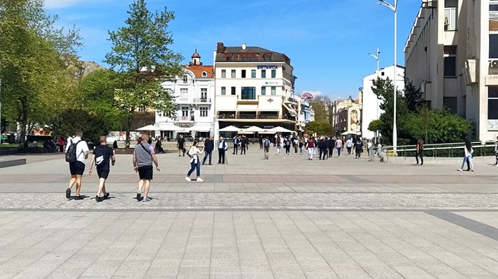 Младежи вървят по централния площад в Пловдив по къси панталони.