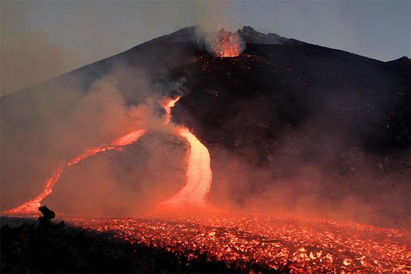 Вулканът Етна на остров Сицилия изригва. СНИМКИ: РОЙТЕРС 