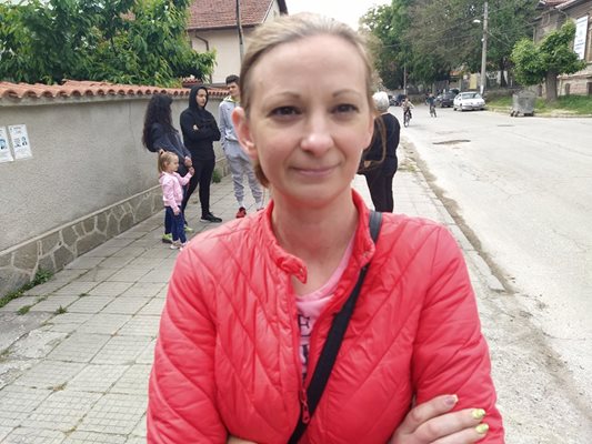 Катя Пенчева се притеснява, че примамват деца от квартала.