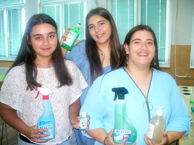 Виктория Петрова, Янна-Силви Тончева и Вилияна Динева (от ляво на дясно) са горди със своята продукция.

