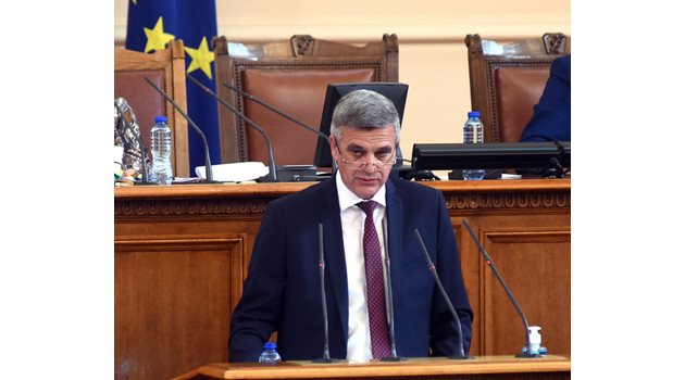 Служебният премиер Стефан Янев бе извикан от депутатите, за да даде отчет за състоянието на държавата и актуализацията на бюджета.

СНИМКИ: ВЕЛИСЛАВ НИКОЛОВ