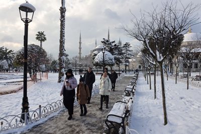 Снегът в Истанбул
Снимки: Ройтерс