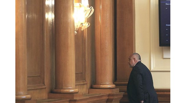 Бойко Борисов излиза от пленарна зала на парламента след като е призовал от трибуната по-бързо да се състави редовно правителство