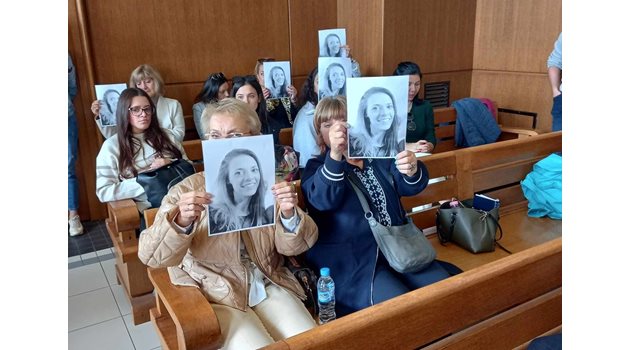 Близки на младата Евгения, които носеха и нейни снимки Снимка: Ана Михова