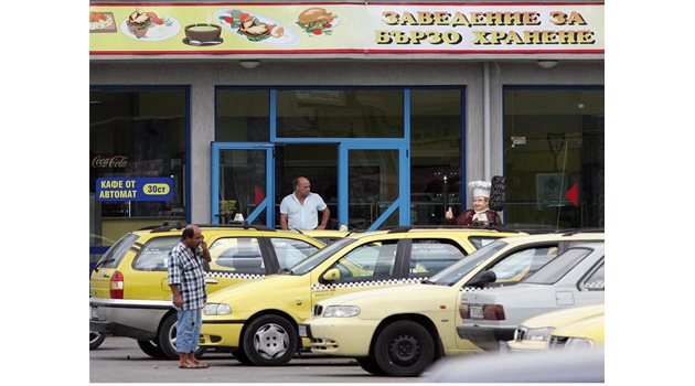 БИЗНЕС: Иван има заведение за бързо хранене на автогарата в Добрич.
