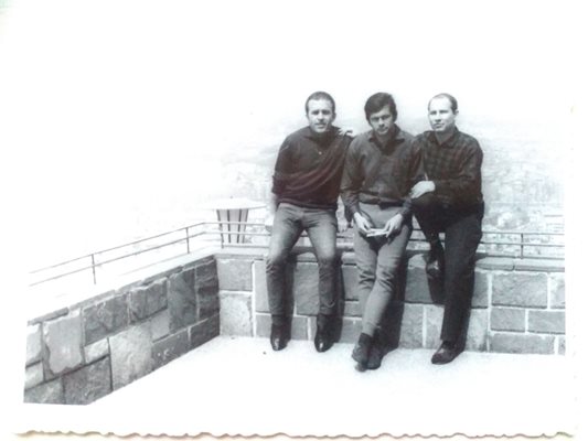 Гобински (вляво), Гунди и друг приятел от компания