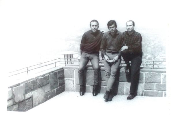 Гобински (вляво), Гунди и друг приятел от компания