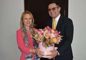 Милена Стойчева получи поста на министър на иновациите и растежа от Александър Пулев с букет цветя.