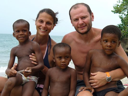 Христина и Евтим позират с дечица в Доминикана през 2007 г. По онова време все още са само колеги. 
СНИМКА: VLADIMIR KARAMAZOV PHOTOGRAPHY