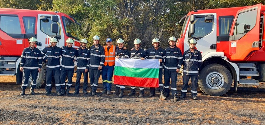 Български пожарникари помагат за гасенето на пожарите в Гърция. СНИМКА: ПБЗН