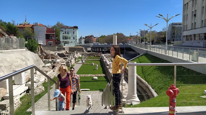 Топлото време в Пловдив и днес накара хората да се разхождат по къси ръкави.