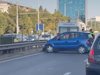 Кола се заби в мантинелата на Цариградско шосе в София (Видео)