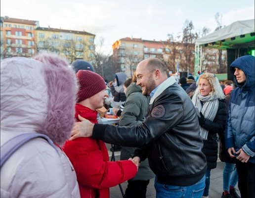 Коледно парти в центъра на София за деца със специални потребности Снимка: Фейсбук/ Георги Валентинов Георгиев