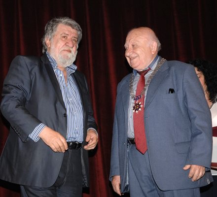 Вежди Рашидов награждава за 24 май 2015 г. Георги Мишев със “Златен век - с огърлие” - най-високото отличие на Министерството на културата.