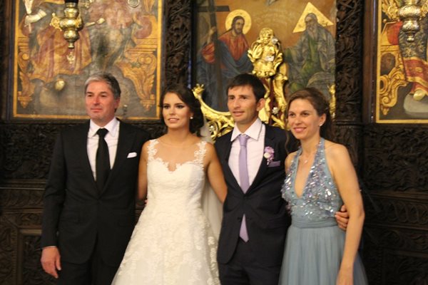 Младоженците и кумовете пред олтара на църквата след края на църковната церемония