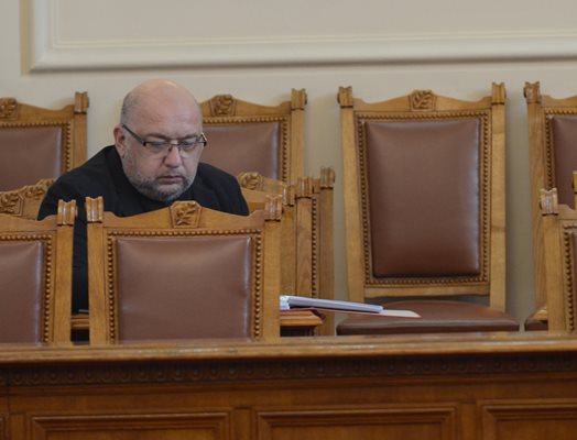 Министър Красен Кралев слуша внимателно дебатите по второто четене на новия закон за спорта.