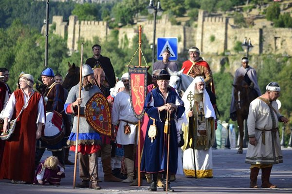 Атрактивни древни воини връщат средновековния дух на Царевец