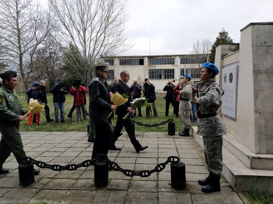 Румен Радев положи цветя пред паметника.