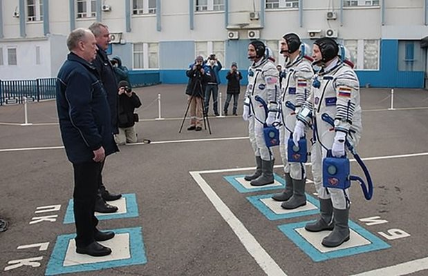 Дмитрий Рогозин (високият вляво) изпраща екипажа без всякакви предпазни средства.