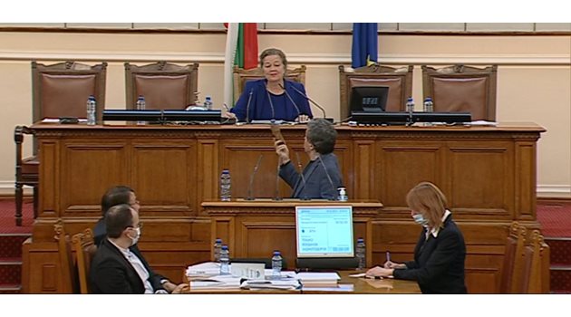 Тошко Йорданов показва бутилката от която пие чай на зам.-председателката на НС Мукаддес Налбант.