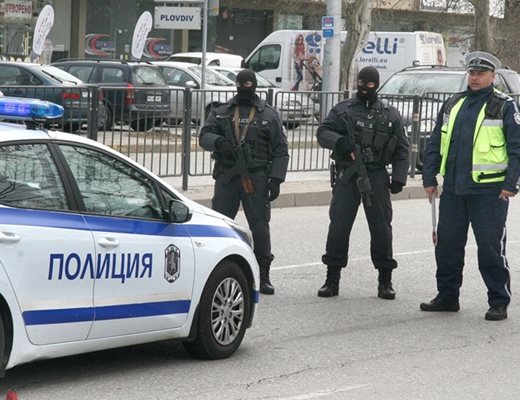 Спецполицаи проверяват търговски обекти и коледни базари в Бургас. Снимка:Архив