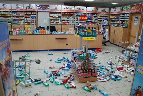 Млад мъж с чук буквално помля аптека в хипермаркета на "Кауфланд" по обяд. Снимка: Николай Грудев