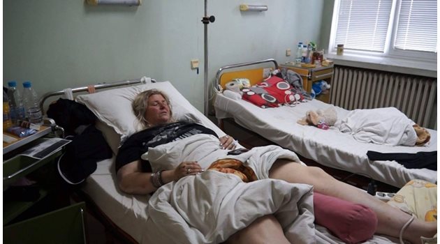 Пострадалата Екатерина Христове е със счупен таз, а 6-годишната  дъщеричка е с комоцио и рани по главата и лицето.