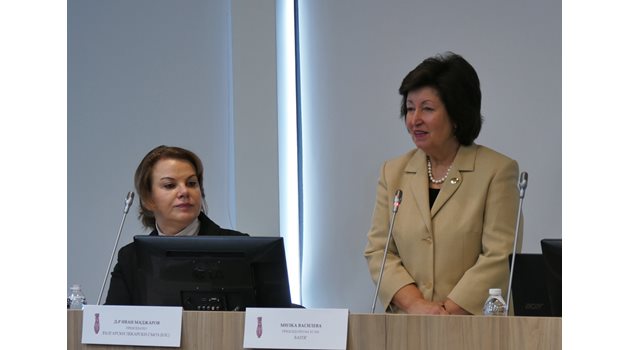 Милка Василева, председател на БАПЗГ (вдясно), обяви началото на национална кампания срещу агресията над медици. Подкрепа от името на лекарския съюз отправи д-р Нели Нешева.