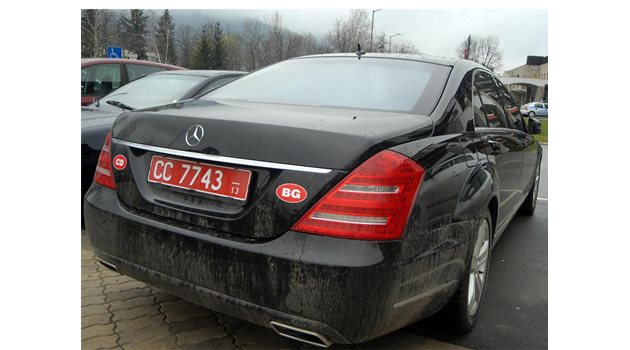 ЧЕРВЕН НОМЕР: С тази кола с дипломатическа регистрация Михов пристига в хотела.