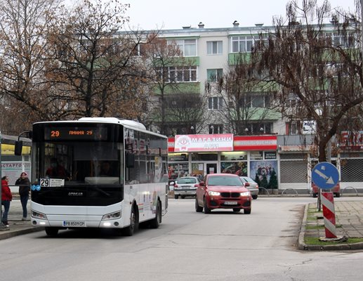 Променят се маршрутите на 55 градски автобуса.