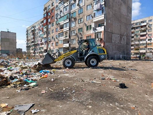Боклуците в "Столипиново" стигнаха до Гешев, слагат казани и чистят