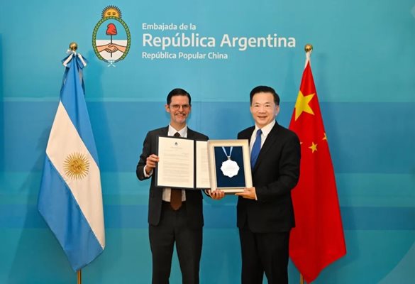 Директорът на КМГ бе удостоен от президента на Аржентина с награда за изключителни постижения в областта на международния културен обмен