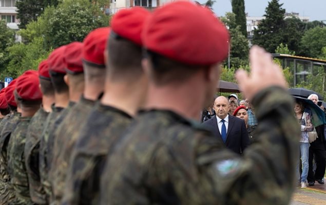 Президентът Румен Радев е и върховен главнокомандващ на армията.