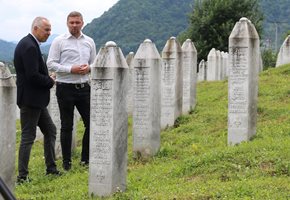 Бойко Василев с Енис Мустафич, който е уредник в Мемориалния център в Сребреница - Поточари. Баща му е убит през 1992-а, когато е едва на 10 месеца.
СНИМКА: АЛБЕНА КОЛЧАКОВА