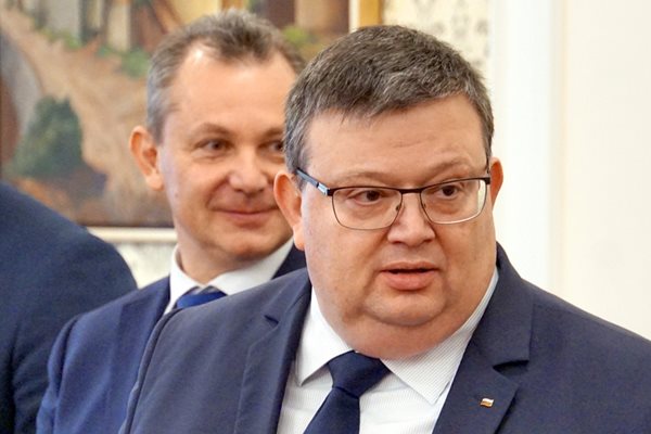 Главният прокурор Сотир Цацаров и шефът на ДАНС Димитър Георгиев преди изслушването им от две парламентарни комисии.
