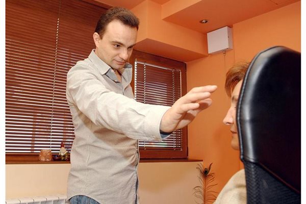 Д-р Димитър Тенчев с негова пациентка по време на психотерапия.

СНИМКИ: ДЕСИСЛАВА КУЛЕЛИЕВА И НОВА ТВ
