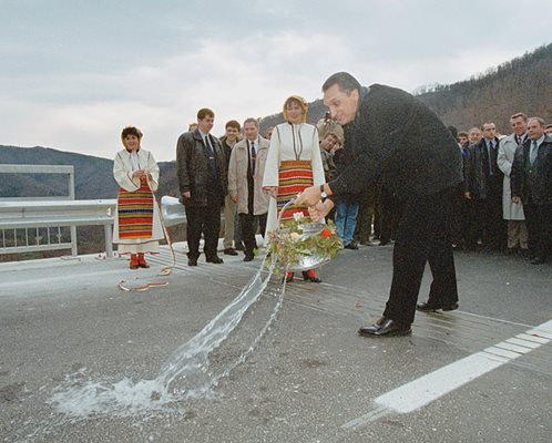 На 5 декември 1999 г. “Хемус” мина Стара планина.