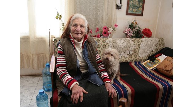 НАСИЛА: Старицата се усмихва, въпреки че домът й по документи вече не е неин.
