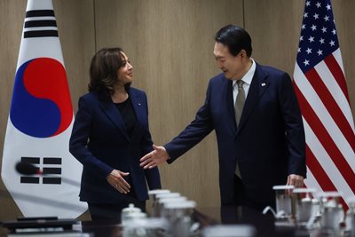Камала Харис и президентът на Южна Корея Юн Сук-йол СНИМКА: Ройтерс