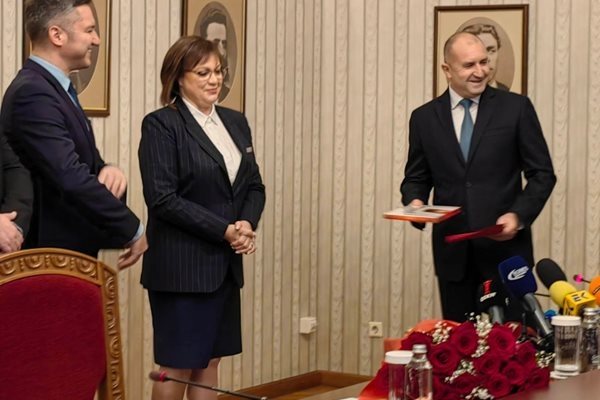 Нинова благодари на президента Румен Радев с голяма кутия бонбони.