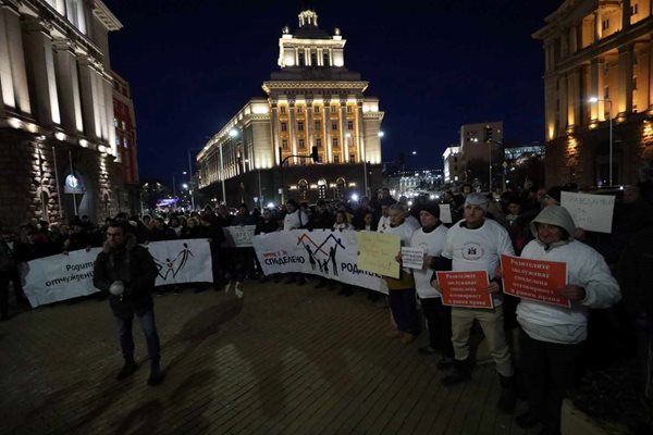 Фондация "За споделено родителство" организира протест в памет на Пейо Пеев. Те се борят за законодателни промени.