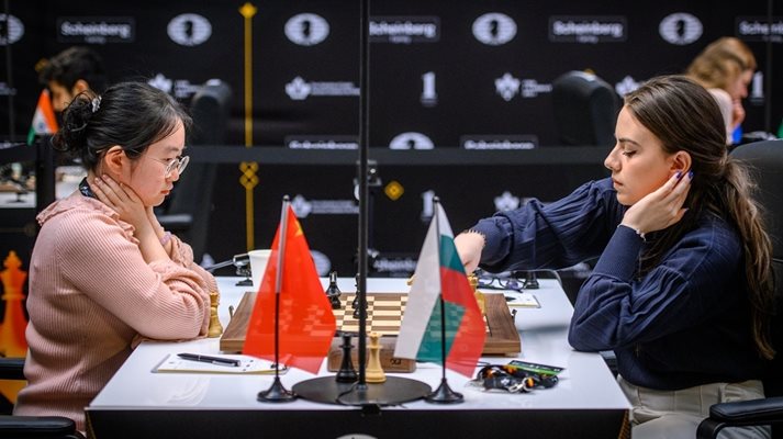 Тан Чжони наблюдава ход на Нургюл Салимова. Снимка: FIDE