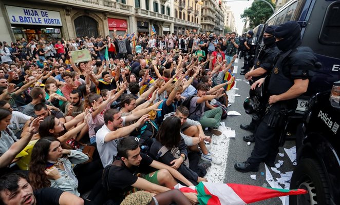 Каталунци скандират срещу полицията на протест в Барселона.