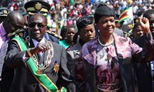 Свалят Мугабе заради скандалната му жена
