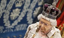 Кралица Елизабет ІІ: Тежка е короната - може да ти счупи врата