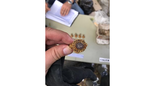 Това е пръстен, намерен от разследващи, които изровили над 1500 предмета в двора в Симеоновград.